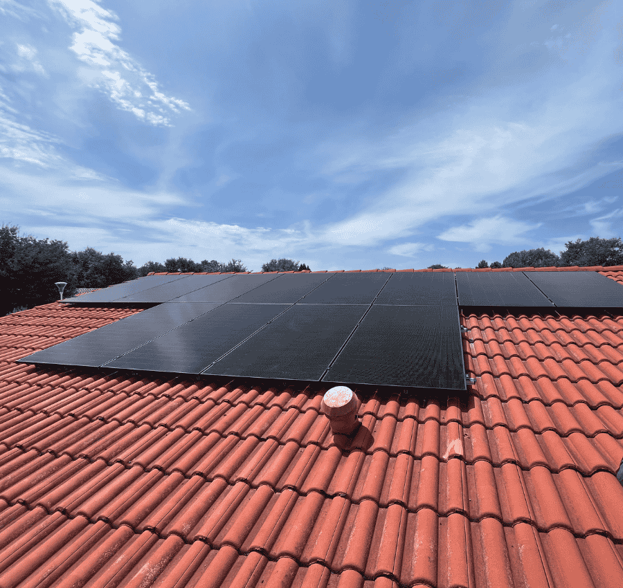 panneaux photovoltaïques posés sur un toit