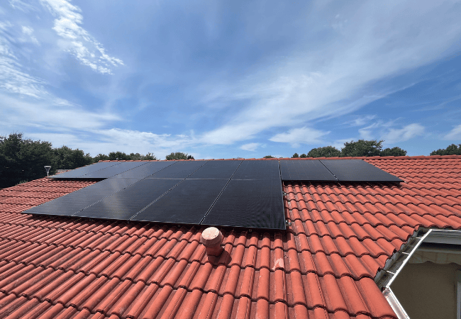 panneaux photovoltaïques posés sur un toit sur la côte basque